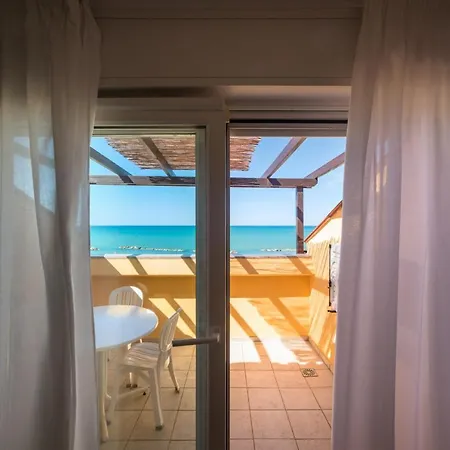 Rex מלון דירות 3*