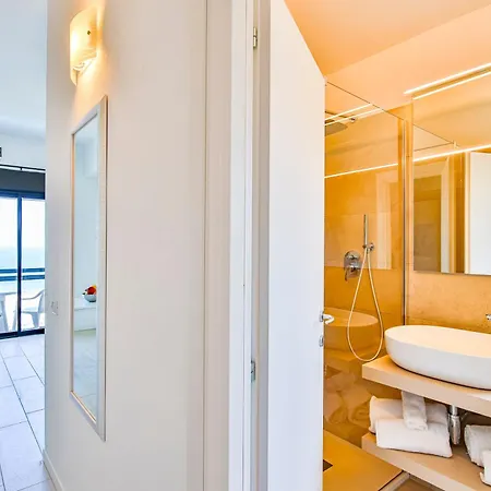 Rex מלון דירות קאטוליקה